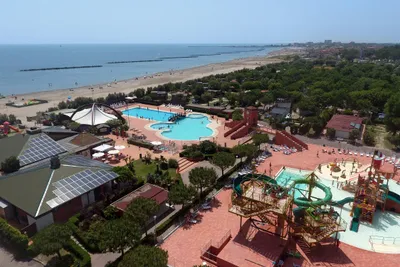 Camping Spiaggia e Mare - Luftaufnahme vom Campingplatz, dem Strand- und Poolbereich