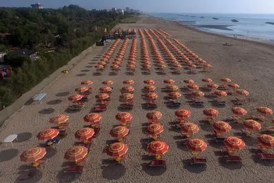 Camping Spiaggia e Mare - Strand vom Campingplatz mit Liegestühlen und Sonnenschirmen