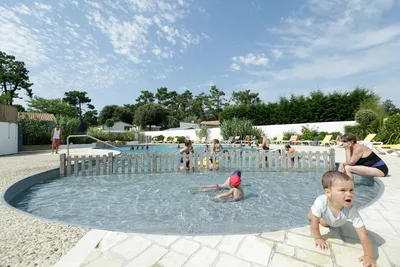 Camping St-Tro'Park -  Poolbereich auf dem Campingplatz