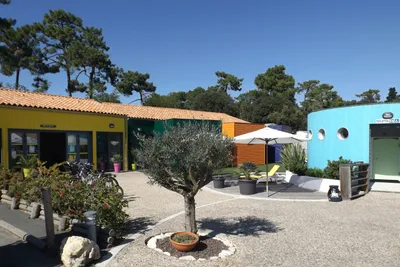 Camping St-Tro'Park -  Hauptgebäude mit Sauna, Fitnessraum und Jacuzzi und Sanitärbereich 