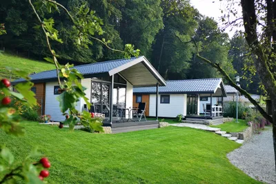 Camping Stein - Außenansicht Mobilheime mit überdachter Terrasse