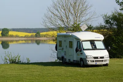 Camping Sternberger Seenland - Blick auf die Standplätze auf der Wiese