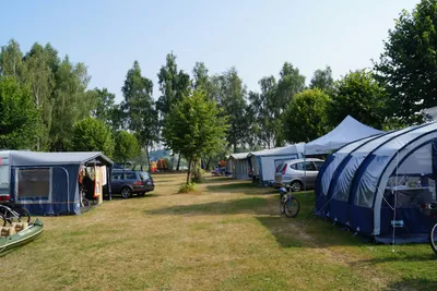 Camping Sternberger Seenland - Wohnmobil- und  Wohnwagenstellplätze auf der Wiese