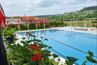 Stone Valley - Pool auf dem Campingplatz