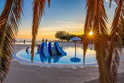 Camping Straško - Freibad mit Kinderbereich bei Sonnenuntergang