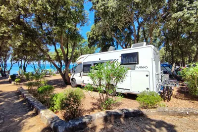 Camping Straško - Stellplatz mit Blick auf das Meer