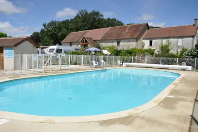 Camping Vallée de la Creuse  Camping Éguzon La Garenne - Pool im Freien auf dem Campingplatz