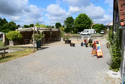 Camping Vallée de la Creuse  Camping Éguzon La Garenne - Snackbar auf dem Campingplatz mit überdachter Terrasse