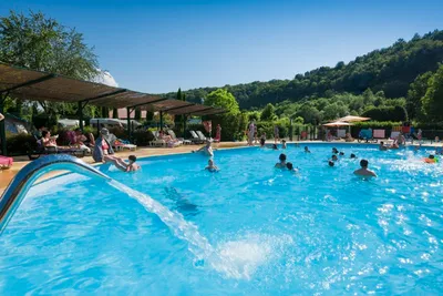 Camping Surchauffant  -  Pool vom Campingplatz mit überdachten Liegen