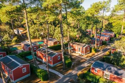 Camping Sylvamar - Mobilheime auf dem campingplatz mit Hecken und Bäumen