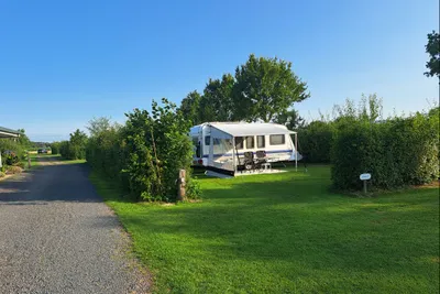 Camping 't Eikenbos - Wohnmobil auf Standplatz auf dem Campingplatz