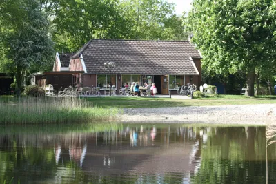 Camping 't Plathuis  -  Restaurant mit Terrasse am Teich auf dem Campingplatz
