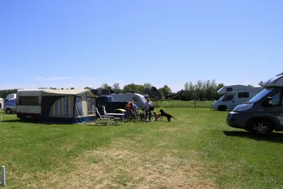 Camping 't Séleantsje - Wohnmobil- und  Wohnwagenstellplätze im Grünen auf dem Campingplatz
