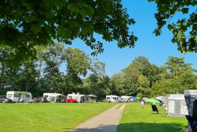 Camping Tamaring - Blick auf die Campingplatzwiese
