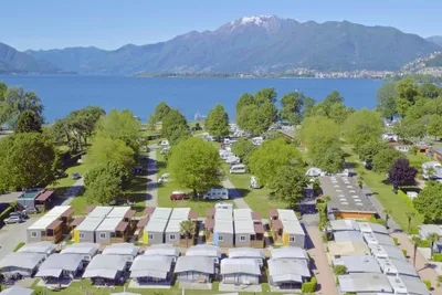 Camping Tamaro- Mobilheimen aus der Vogelperspektive