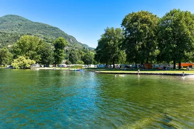 Camping Tamaro - Blick auf die Wohnwagen- und Zeltstellplatz vom Campingplatz direkt am See