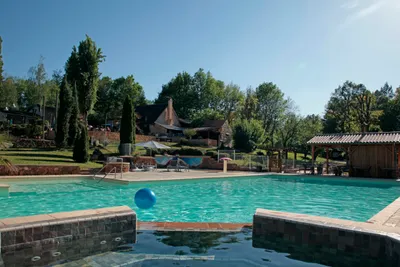 Camping Terme d'Astor  - Campingplatzanlage mit Pool und Liegestühlen in der Sonne