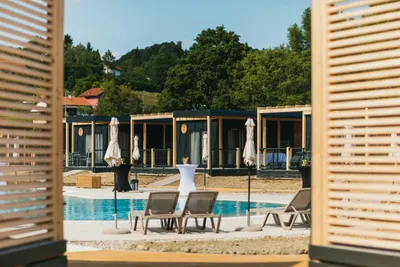 Camping Terme Tuhelj - Blick auf Schwimmbecken aus dem Mobilheim auf dem Campingplatz