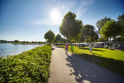 Camping TerSpegelt  -  Stellplatz vom Campingplatz auf grüner Wiese am See