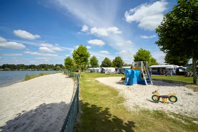 Camping TerSpegelt - Badestrand mit Bäumen beim Campingplatz 