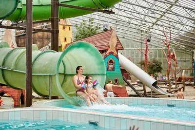 Camping TerSpegelt - Kinder auf der Wasserrutsche im Pool