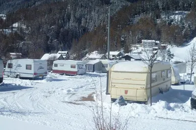 Camping Thöni - schneebedeckter Stellplatz vom Campingplatz