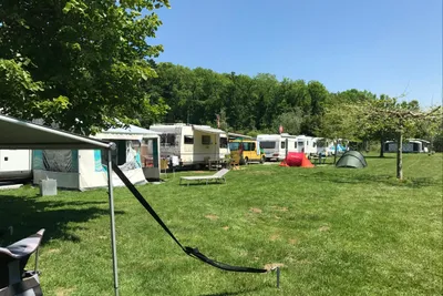 Camping Thörishaus  -  Wohnwagen- und Zeltstellplatz vom Campingplatz zwischen Bäumen