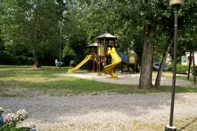 Camping Ticino - Kinderspielplatz mit Kletterburg und Rutschen auf dem Campingpgelände
