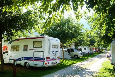 Naturcaravanpark Tisens -  Wohnwagen- und Zeltstellplatz  zwischen Bäumen auf dem Campingplatz