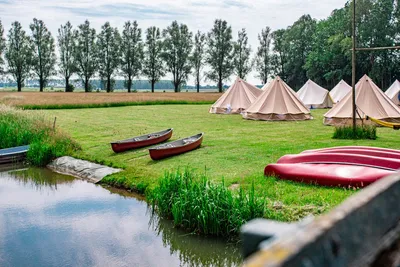 Camping de Tolbrug - Glamping-Zelte am Ufer des Sees