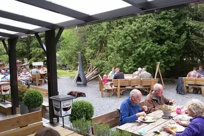 Camping Tonny -  Restaurant Terrasse im Grünen auf dem Campingplatz