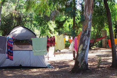 Camping Torre Chia  -  Wohnwagen- und Zeltstellplatz vom Campingplatz zwischen Bäumen