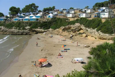 Camping Torre de la Mora  - Blick auf den Strand und die Mobilheime vom Campingplatz
