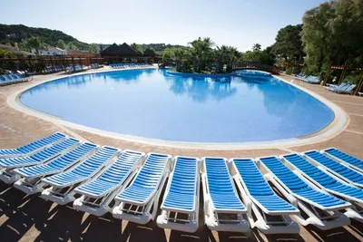 Camping Torre de la Mora  -  Pool vom Campingplatz mit Liegestühlen in der Sonne