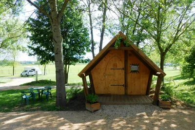 Camping de Tournus  -  Mobilheim vom Campingplatz zwischen Bäumen