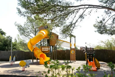 Camping Tucan - Kinderspielplatz mit Rutschenturm und Kletterburg