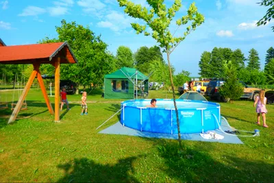 Camping Turul - Swimmingpool mit Schaukeln daneben
