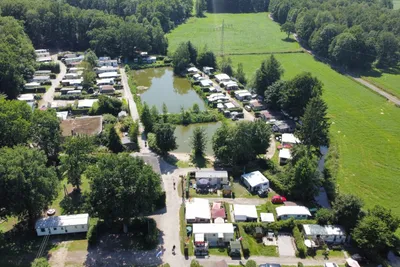 Camping & Ferienpark Waldfrieden - Luftaufnahme des Campingplatzes mit Bade- und Angelsee