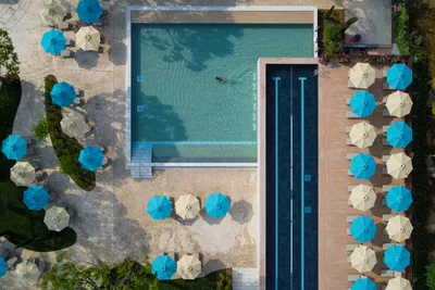 Camping Union Lido - Luftaufnahme des Freibades mit Liegestühlen und Sonnenschirmen
