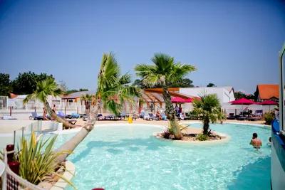 Camping Ur-Onea  -  Pool vom Campingplatz mit Palmen und Liegestühlen in der Sonne