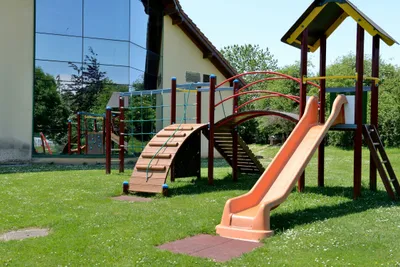 Camping Urrobi  -  Spielplatz vom Campingplatz auf grüner Wiese