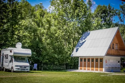 Camping Ustup - Blick auf den Sanitärblock