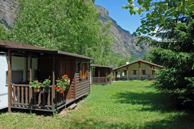 Camping Val di Rhêmes  -  Mobilheime vom Campingplatz mit Veranda,  Sanitärgebäude im Hintergrund