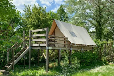 Camping La Saline - Stelzenzelt auf dem Campingplatz