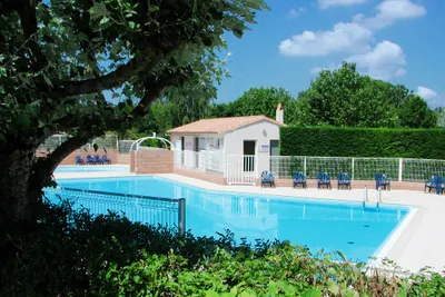 Camping Val Vert - Pool vom Campingplatz mit Stühlen in der Sonne