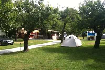 Camping Valcentre - Wohnmobilstellplätzen zwischen Bäumen auf dem Campingplatz