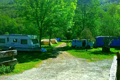 Camping Valle do Seo  -  Wohnwagen- und Zeltstellplatz vom Campingplatz im Grünen