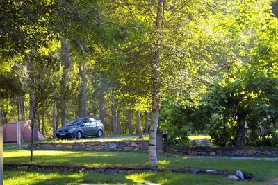 Camping Valle do Seo  - Zelt auf dem Stellplatz vom Campingplatz auf grüner Wiese