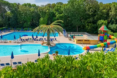 Camping Valle Gaia  - Luftaufnahme des Freibades auf dem Campingplatz