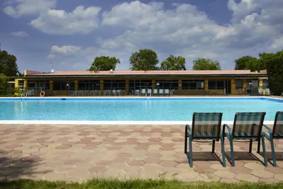 Camping Vell Emporda - Blick auf den Pool und Sitzmöglichkeiten in der Sonne